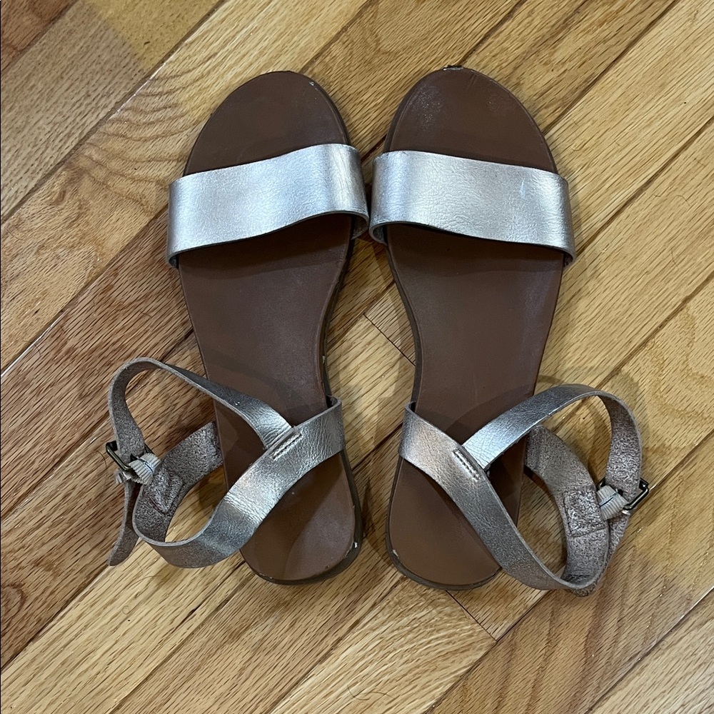 🌸3 for $10 Universal Thread gold Sandals